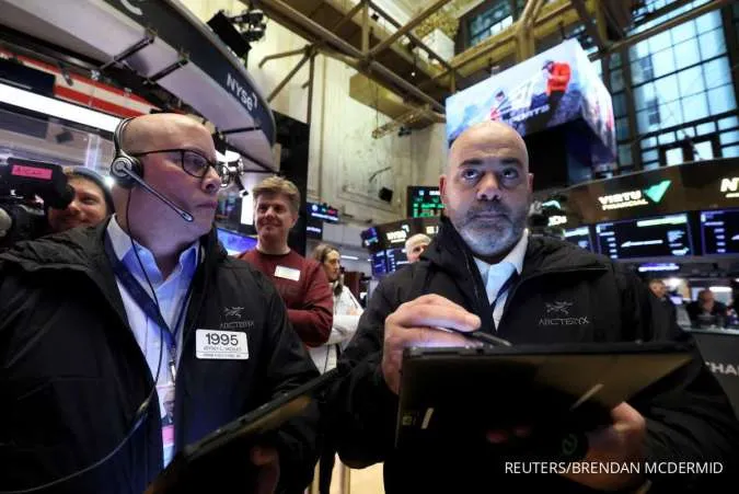 US STOCKS - Wall Street Slips from Records with Nasdaq Leading Declines
