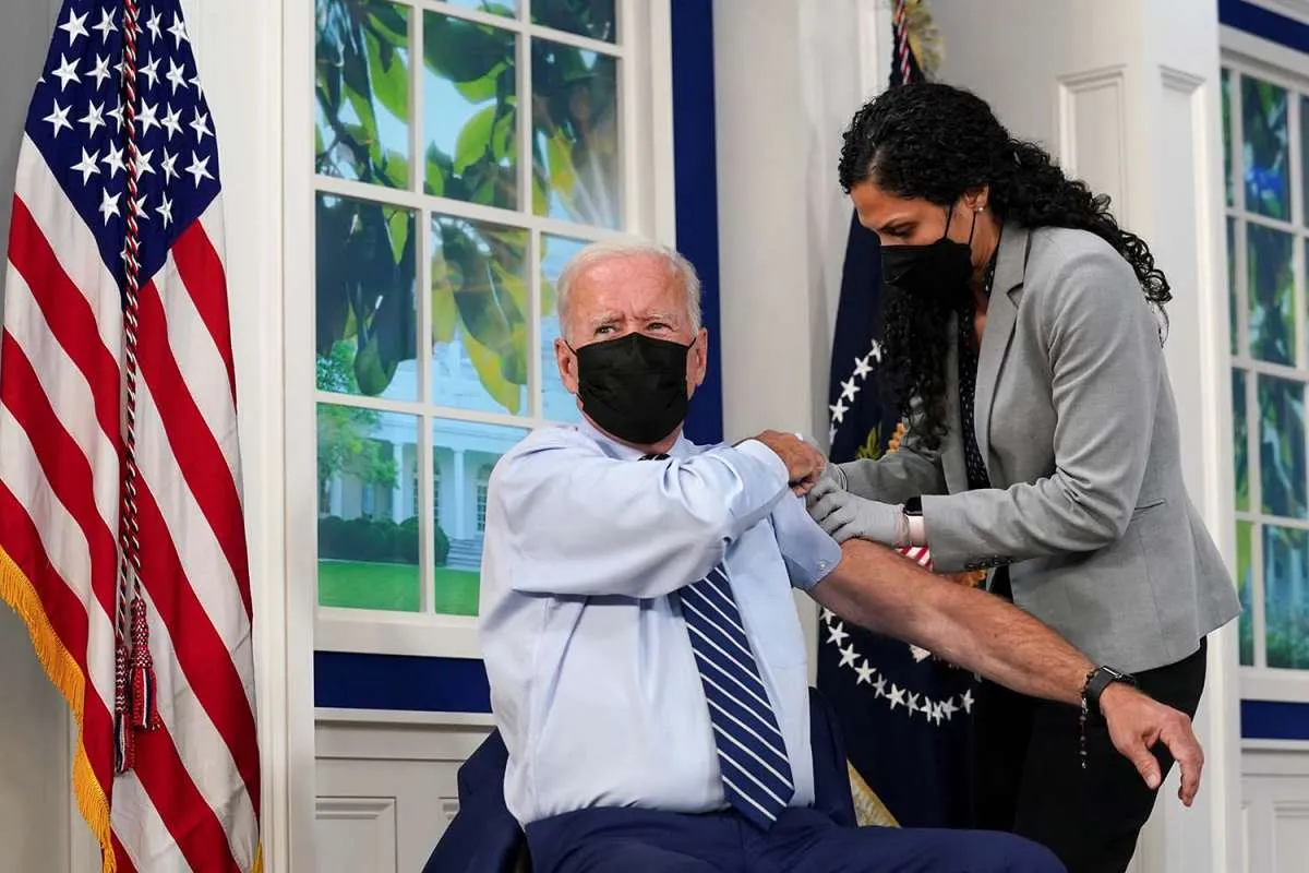 Biden menerima suntikan booster COVID-19, mendesak warga Amerika untuk divaksinasi