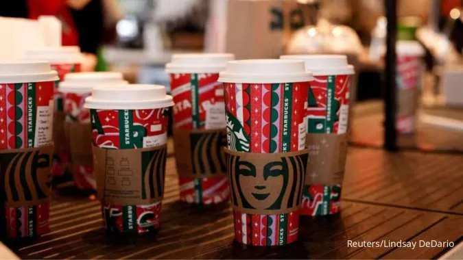 Starbucks Employees at Hundreds of US Stores Walkout on Red Cup Day