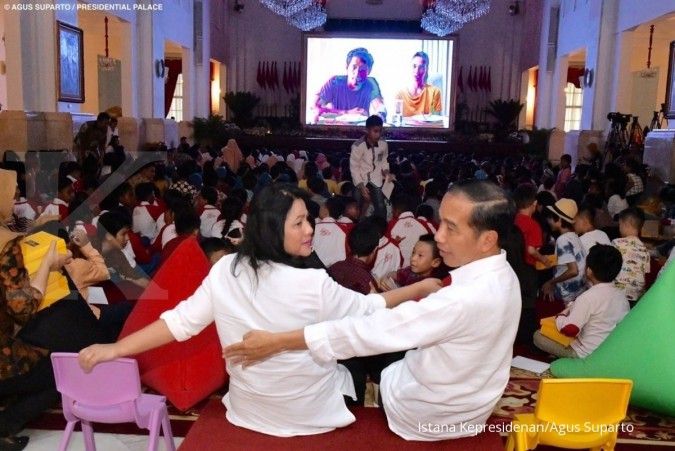 Bersama anak-anak, Jokowi bermain, berdendang, dan berimajinasi di Istana Negara