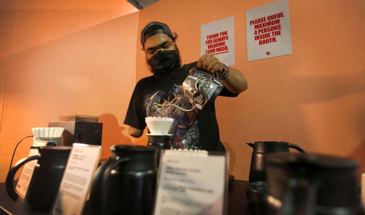 Aksi barista disabilitas pada Livin' Jakarta Coffee Week 2021