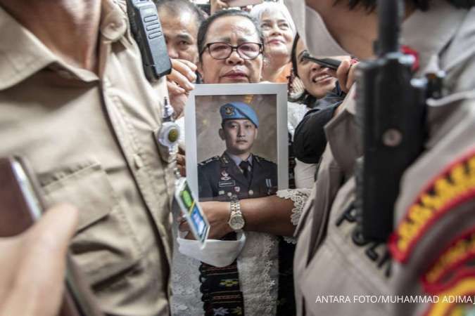 Hukuman mati adalah hukuman yang dijalankan dengan membunuh (menembak, menggantung) orang yang bersalah. 