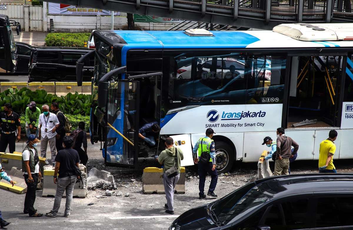Bus Transjakarta tabrak separator busway