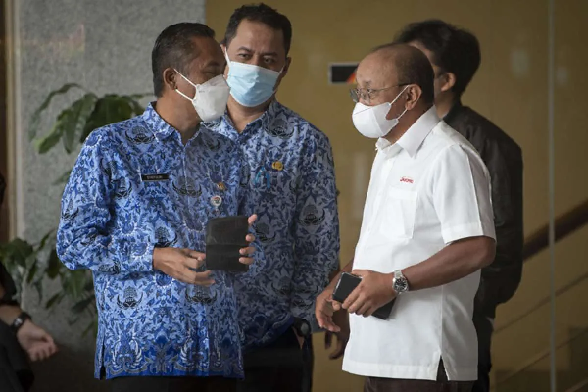 Percaya diri, panitia Formula E menyerahkan tumpukan dokumen ke markas KPK