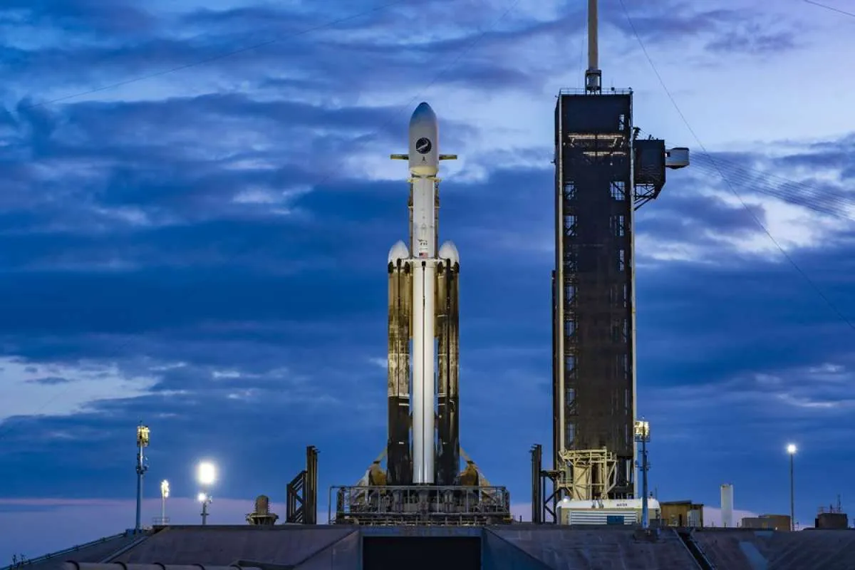 SpaceX Meluncurkan 4 Orang, Termasuk Seorang Miliarder dalam Penerbangan Luar Angkasa