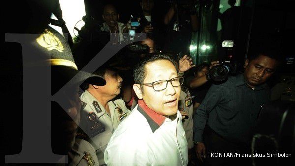 Keluar dari gedung KPK, Anas dilempari telur