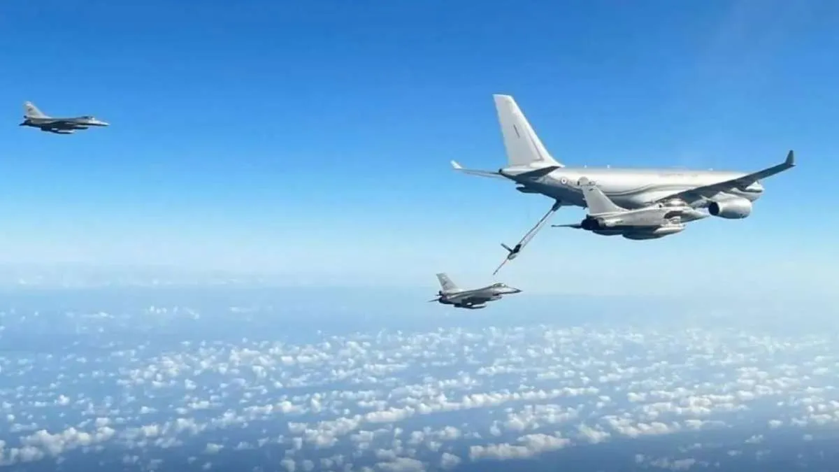  Pesawat Tempur Rafale Prancis dan F-16 TNI AU Menari-nari di Langit Madiun