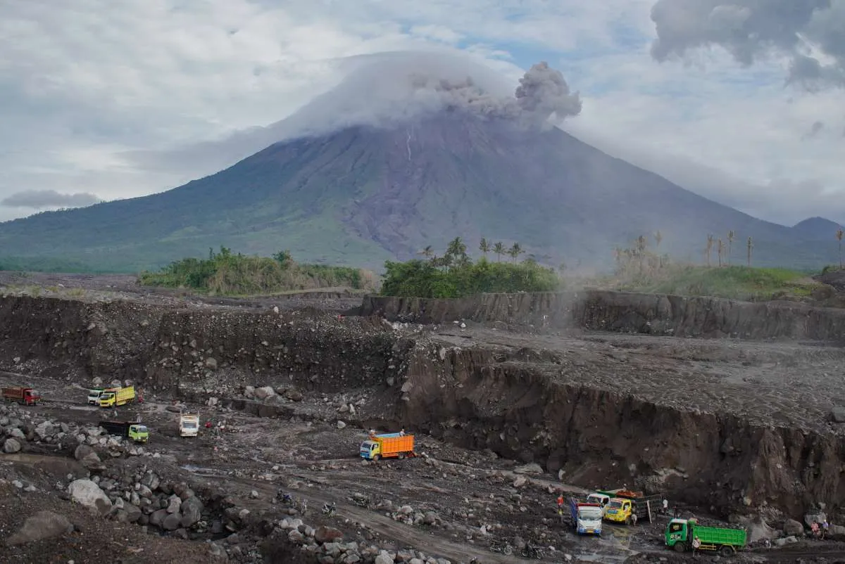 Gunung Semeru Luncurkan Awan Panas Sejauh 3 Km pada Selasa (14/4) Pagi