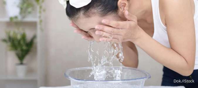Rahasia Makeup Awet, Ini 4 Manfaat Merendam Wajah dengan Air Es Sebelum Makeup
