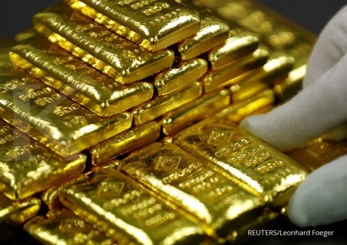 Gold gains as dollar dips in run-up to U.S. election verdict