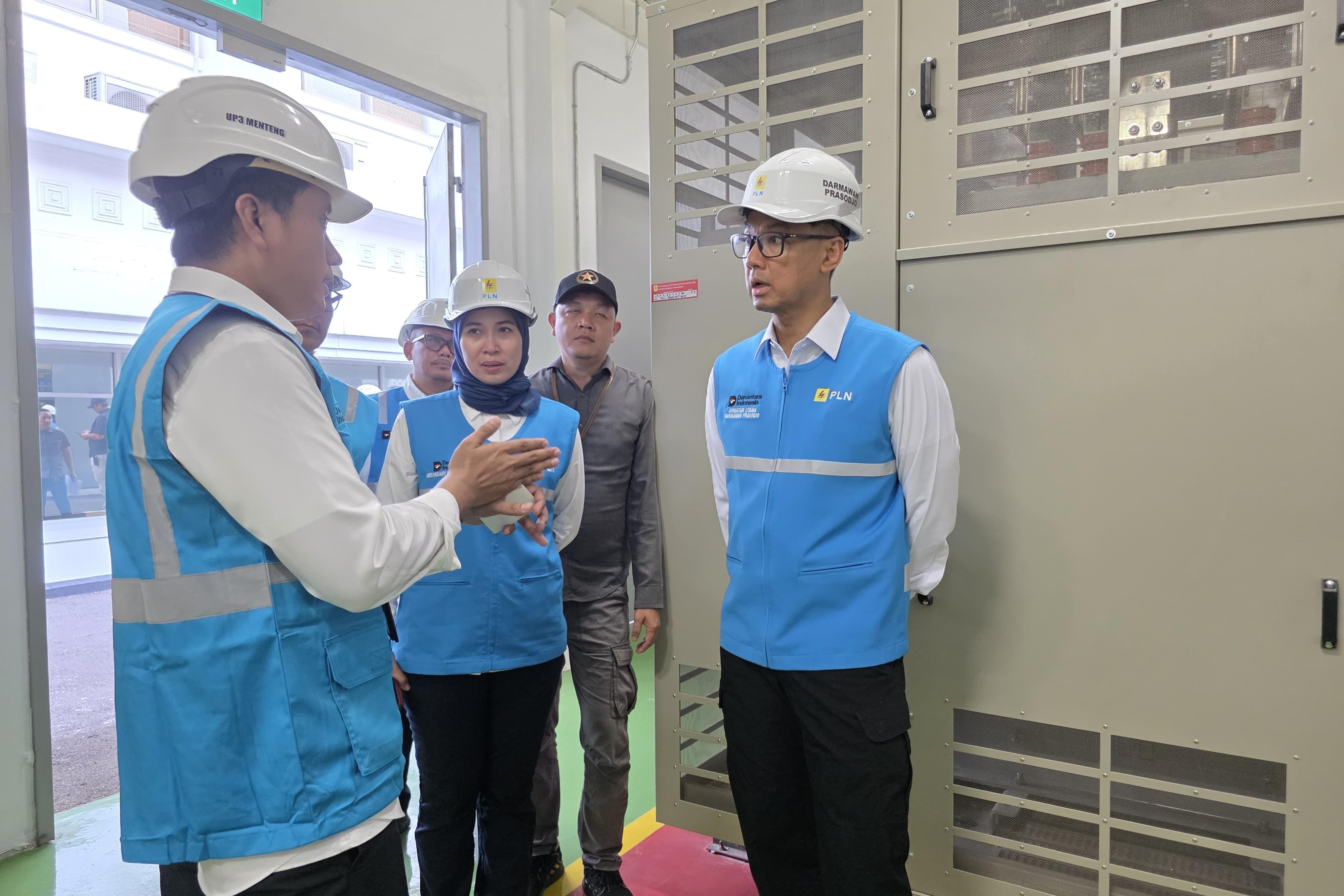 Direktur Utama PLN, Darmawan Prasodjo (kanan) berdiskusi bersama salah satu petugas saat meninjau kesiapan kelistrikan dalam rangka persiapan agenda Upacara Peringatan HUT ke-80 Kemerdekaan RI di salah satu gardu komplek Istana Kepresidenan Jakarta pada Sabtu (16/8).