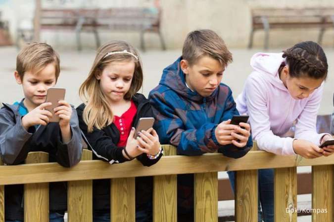 5 Cara Menjaga Anak Tetap Aman Saat Bermain Media Sosial