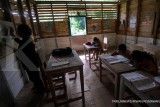 Ekonom: Guru Honorer Lebih Butuh Kenaikan Gaji Ketimbang Hibah Motor Listrik BGN