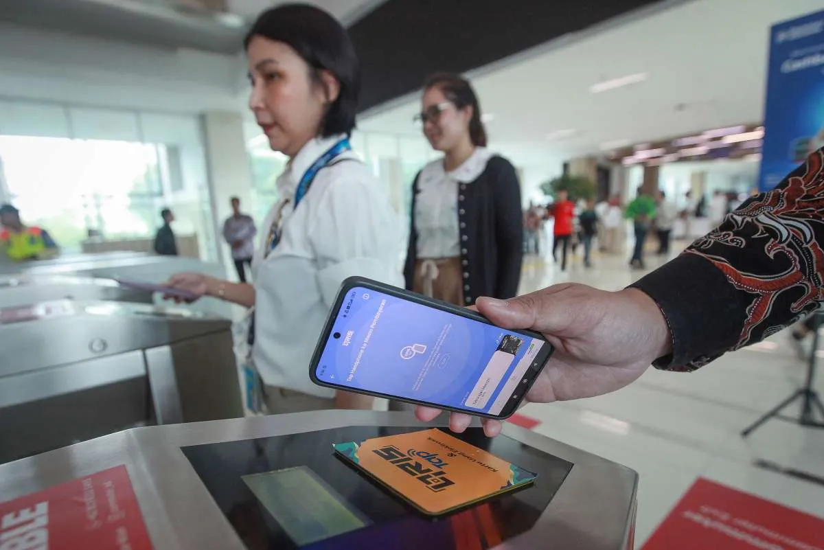Praktis! QRIS Tap Livin' Mandiri Mudahkan Naik KRL & LRT Jabodebek
