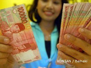  Rupiah agak tertekan karena kecenderungan tingginya harga minyak