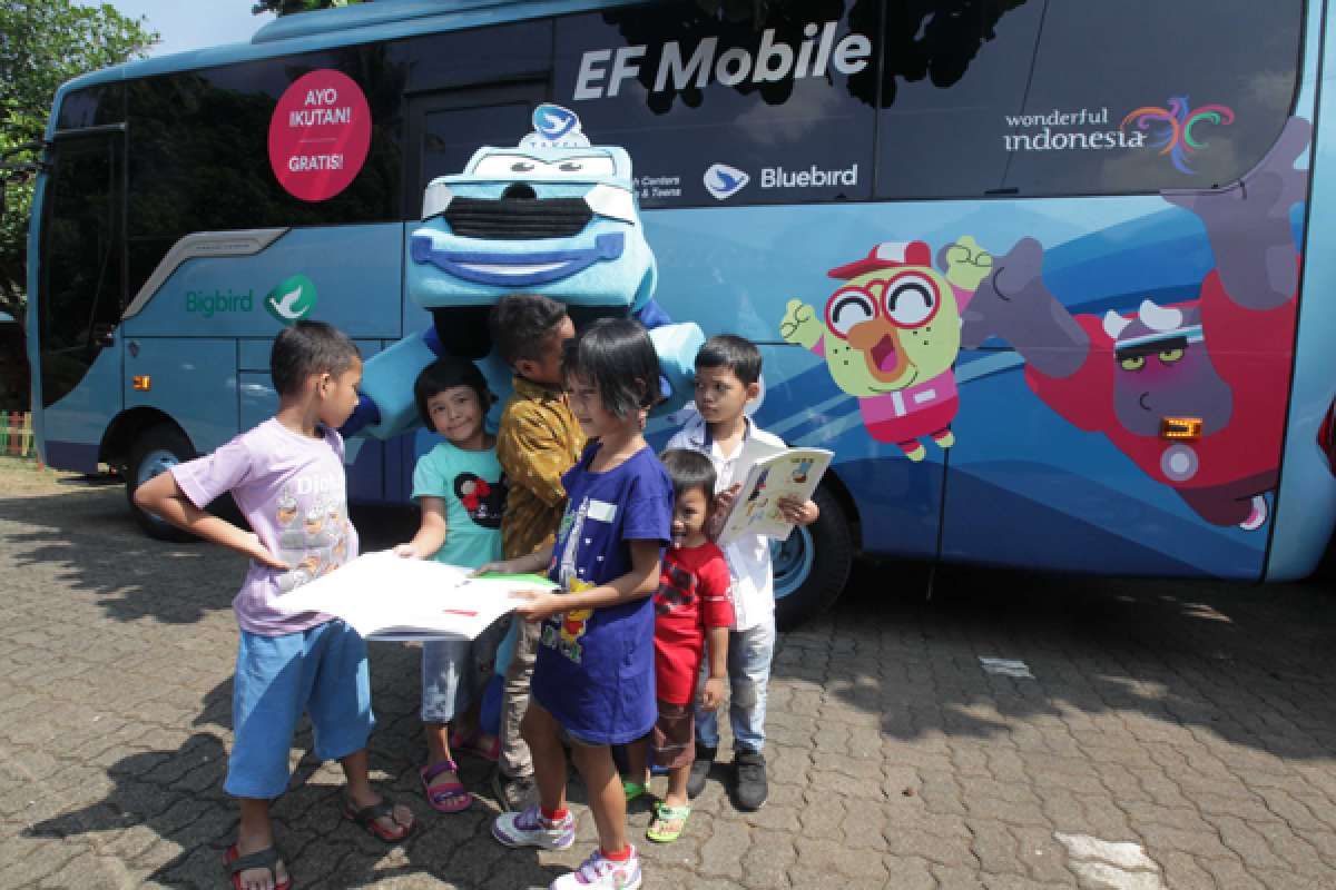 Belajar bahasa inggris di bus EF Mobile