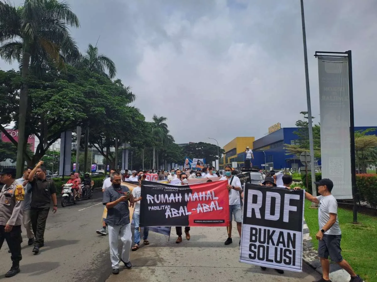 Warga JGC Gelar Demonstrasi Tuntut Perbaikan Jalan hingga Protes Dampak RDF Rorotan