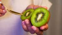 Ada Kiwi, Ini 4 Buah yang Bagus Dikonsumsi dengan Kulitnya
