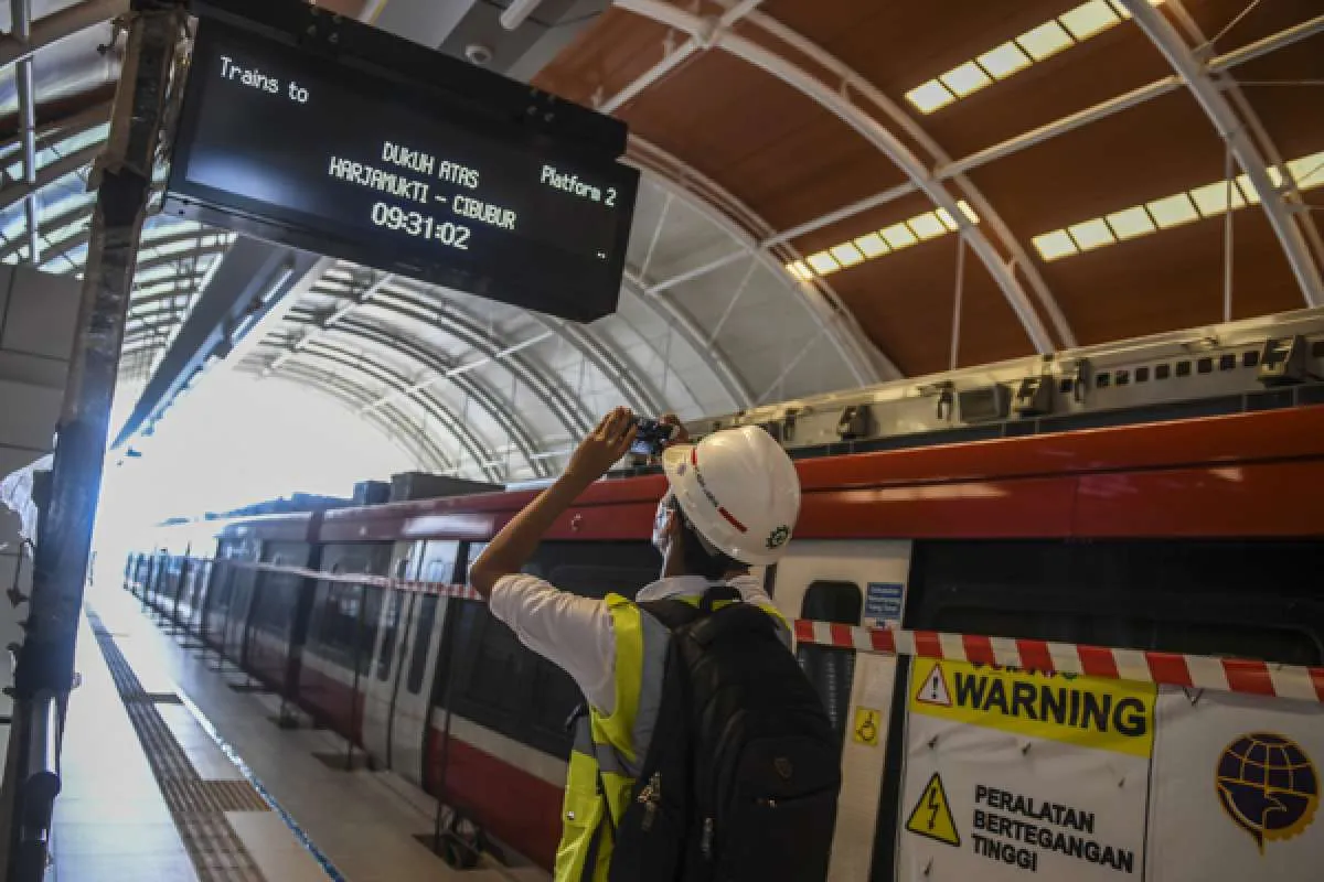 Progres Capai 82,34%, LRT Jabodetabek Pasang 16 Gate Tapping Non-tunai di 18 Stasiun