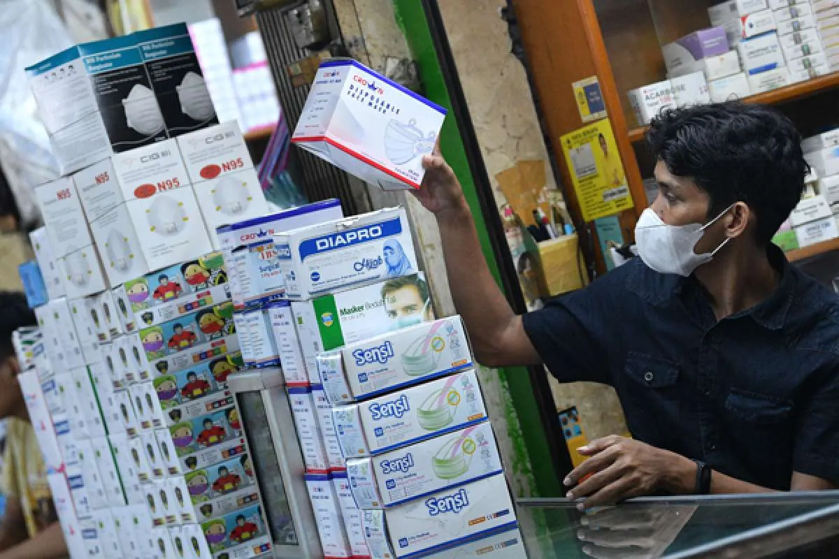 Warga panik memburu masker, banyak apotek kehabisan stok 