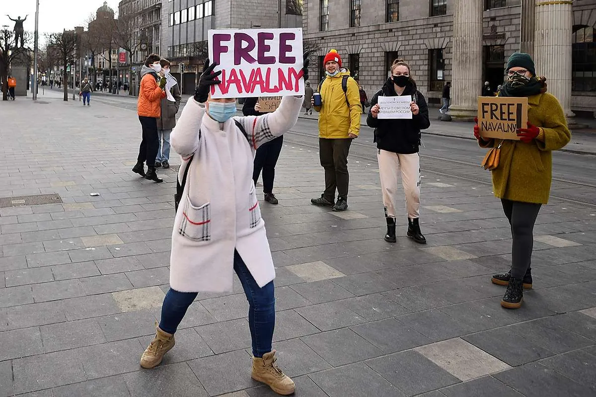 UK sanctions seven Russian intelligence agents over Navalny poisoning