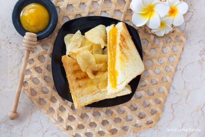 Banda Toast, seperti namanya, menyuguhkan aneka roti bakar sebagai andalannya