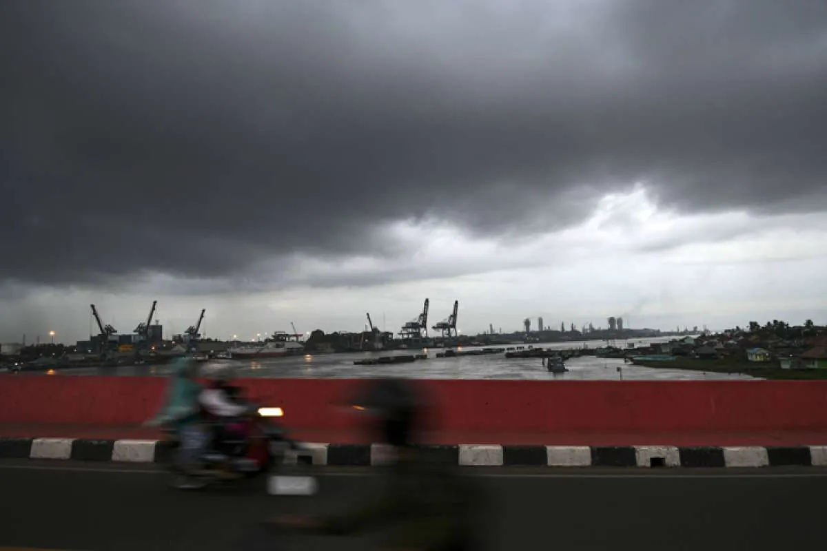 Cuaca hari ini di Indonesia berpeluang hujan, waspada angin kencang