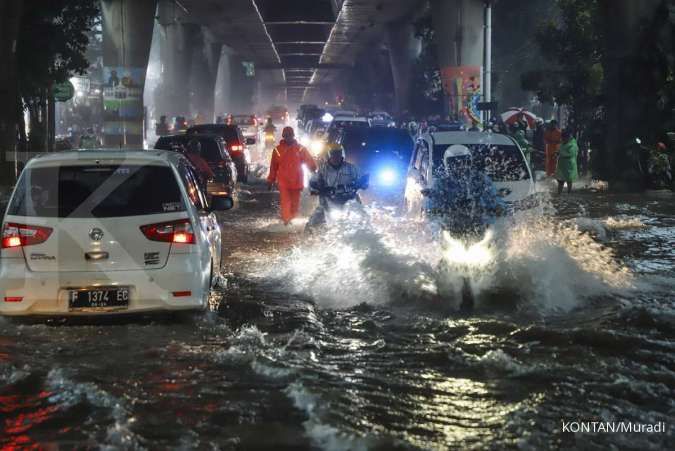 Banjir Pertigaan Jalan Aria Putra Ciputat, Satu Jam Kendaraan Kena Macet