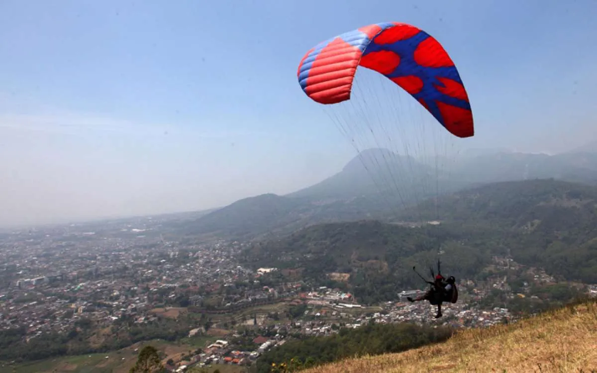 Laba mengembang dari bisnis wisata paralayang di Kabupaten Malang 