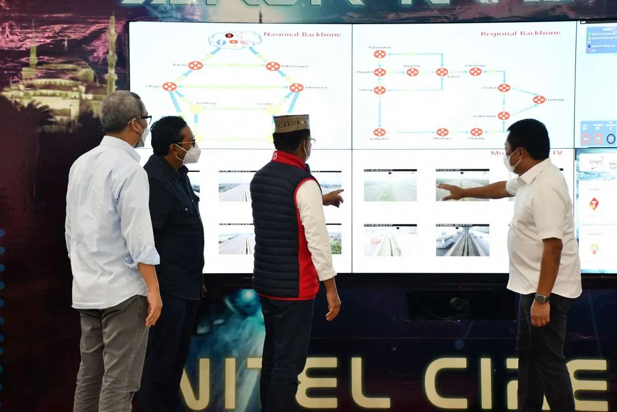 Kunjungi Posko Telkom Cirebon,  Menkominfo: Jadilah Tulang Punggung Digital Indonesia