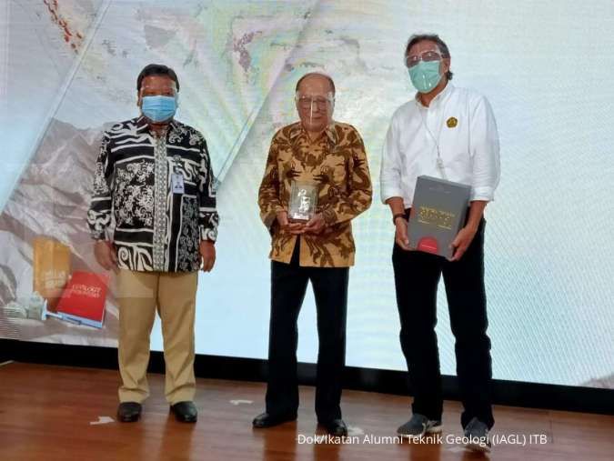 Bapak Migas Koesoemadinata rilis buku The Introduction into The Geology of Indonesia 