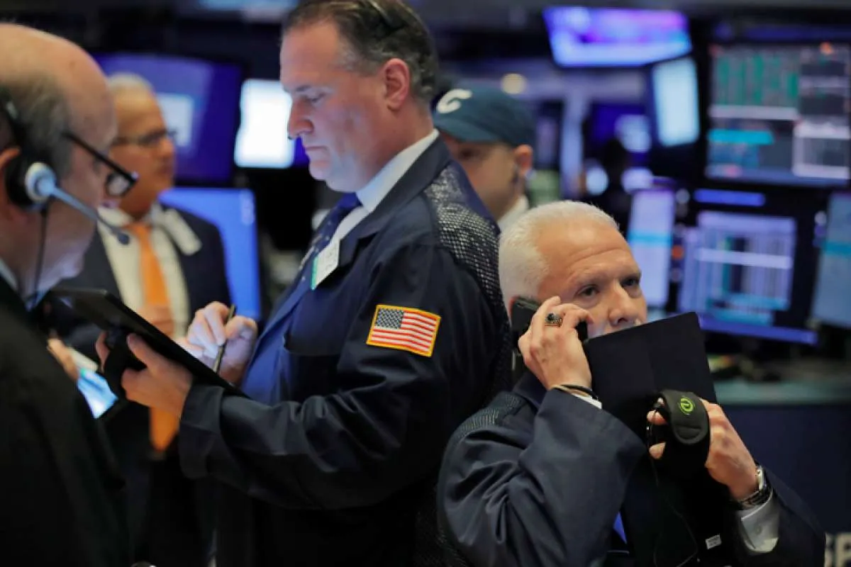 Wall Street anjlok, harga emas terbang karena buruknya data ekonomi AS