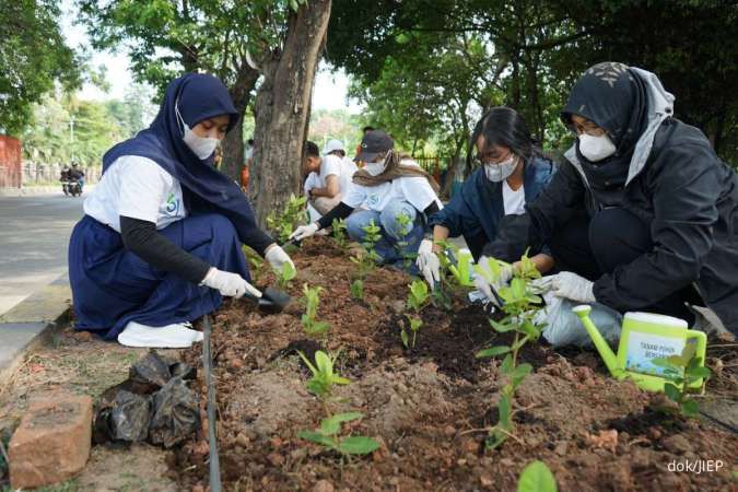 PT JIEP Tanam 2.400 Pohon Asoka di Kawasan Industri Pulogadung