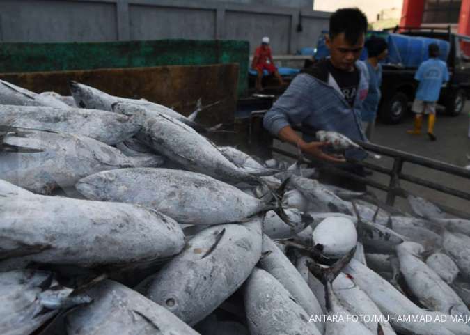 Indonesia halts exports from seafood producer after virus tests