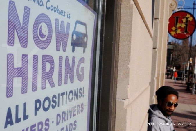 U.S. Weekly Jobless Claims Fall; Unemployment Rolls Lowest in 52 Years
