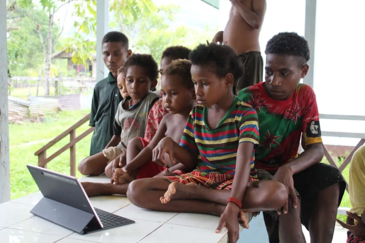 Mengantar Masyarakat Papua dan Papua Barat Bermigrasi ke Era Digital