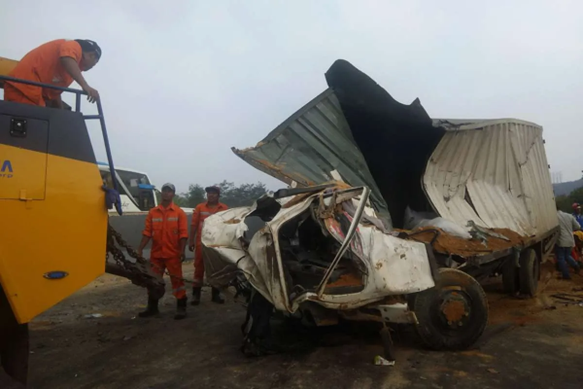 Olah TKP kecelakaan di jalan tol Purbaleunyi dilakukan sekitar 2 jam