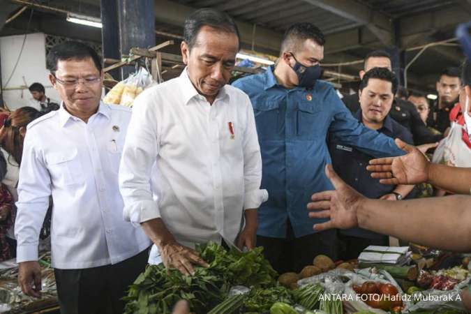 Tinjau Harga Kebutuhan Pokok di Pasar Menteng Pulo Jakarta, Jokowi: Bawang Merah Naik