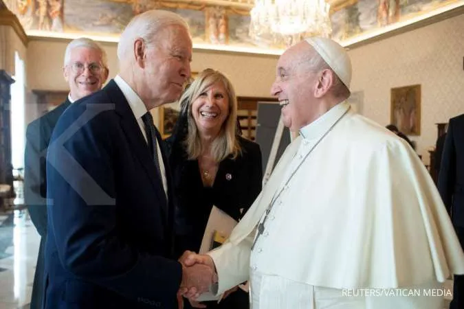 Biden Awards Pope Francis Medal of Freedom, Highest US Civilian Honor