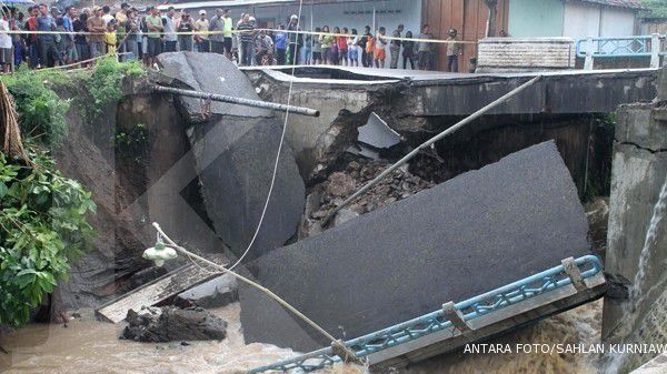 Jembatan putus, 2 tewas, belasan anak-anak hilang