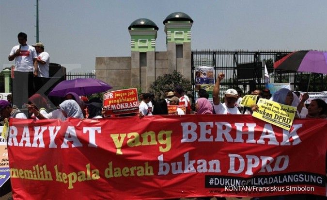 Aksi bakar ban warnai demo tolak RUU Pilkada