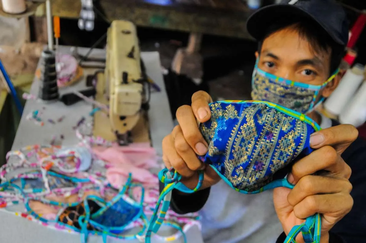 Produsen pakaian binaan Semen Indonesia (SMGR) beralih memproduksi masker
