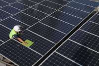 China Pertimbangkan Batasi Ekspor Teknologi Panel Surya ke AS