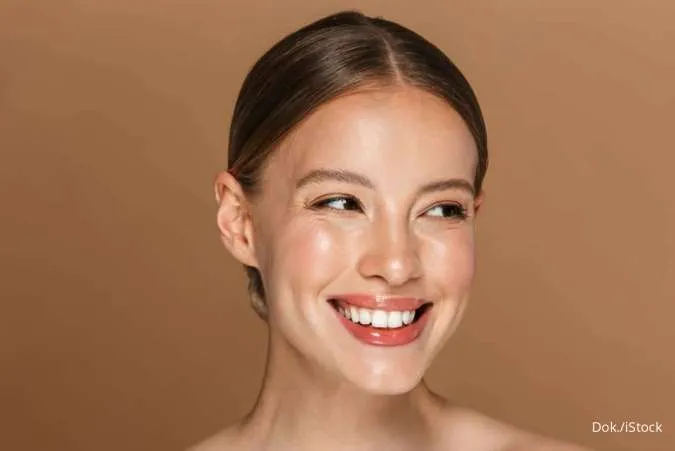 4 Cara Menghilangkan Smile Line dengan Makeup, Hasilnya Langsung Terlihat