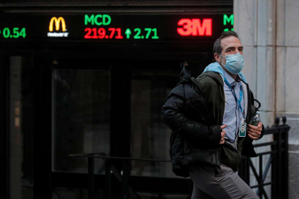 Wall Street: S&P 500 Cetak Rekor, Dow Jones Naik, Nasdaq Tergelincir