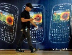 BlackBerry Messenger service spared, Tifatul says
