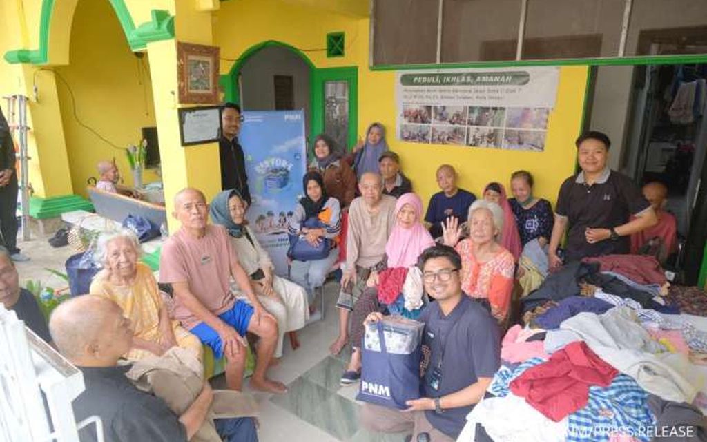  PNM Salurkan Pakaian Hasil RE3 For-E untuk Disabilitas dan Lansia 