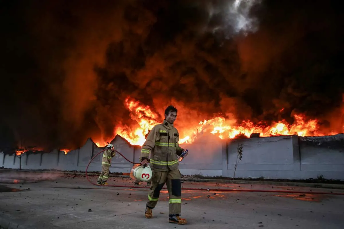 Diduga Korsleting Listrik, Kios BBM dan Rumah Ludes Terbakar 