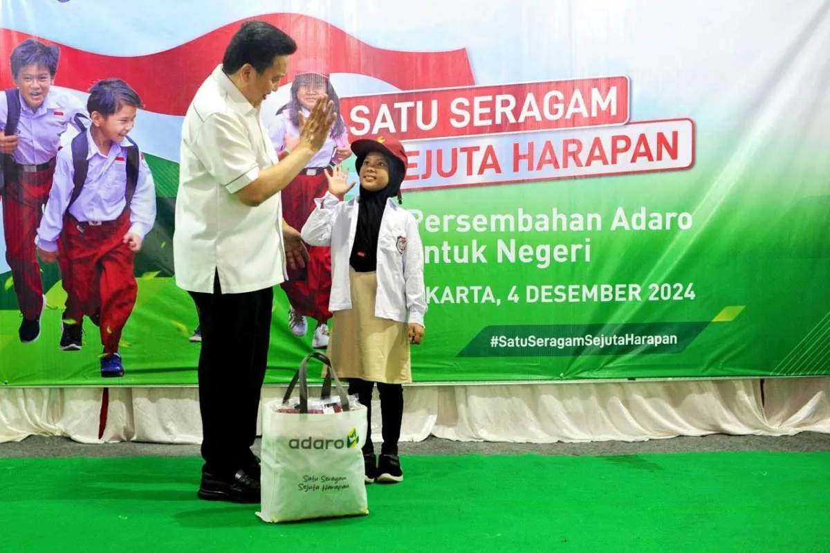 Alamtri Resources Indonesia Donasi 10.000 Paket Seragam Sekolah