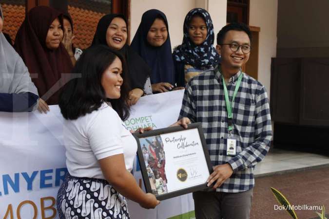 Penyerahan Sertifikat Kolaborasi dari Pihak Dompet Dhuafa kepada Mobilkamu